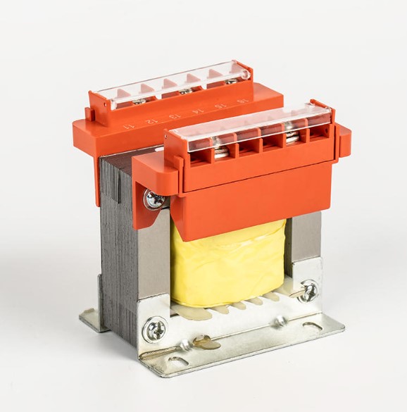 Cur Quadratus Transformer late in circuitibus et automationibus industriae adhibitis moderandis?