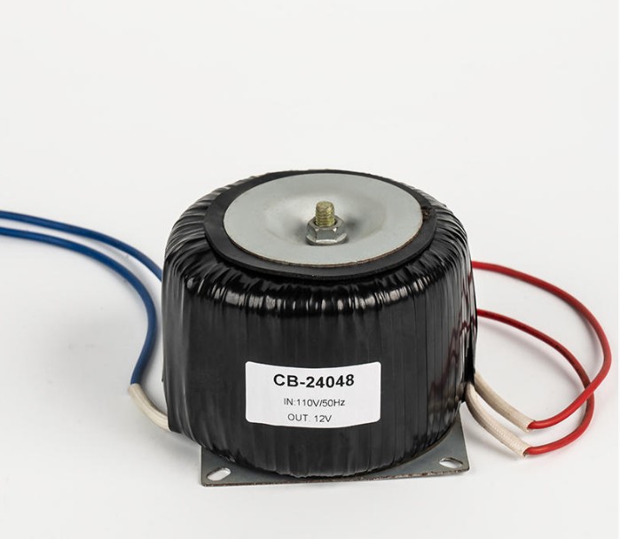 Cur transformator toroidalis bene operatur in conversione potentia efficiente, impedimento electromagnetico effectus et multiplici applicatione missionum?